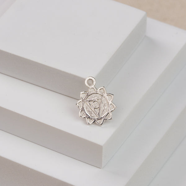 Manipura (ą¤®ą¤£ą¤æą¤Ŗą„ą¤°) ā Solar Plexus Chakra Charm