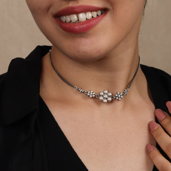 kudi motif detailing on silver choker