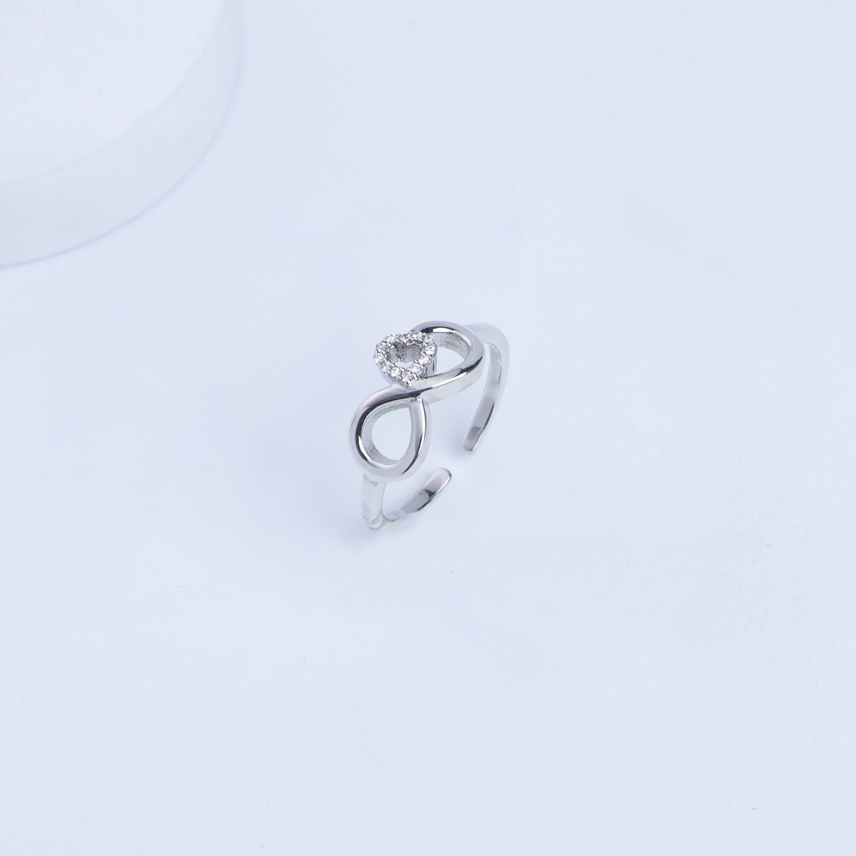 Minimal infinity heart ring design