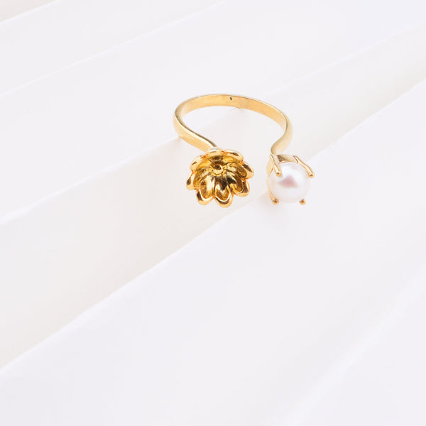 Gold flower ring with pearl detail