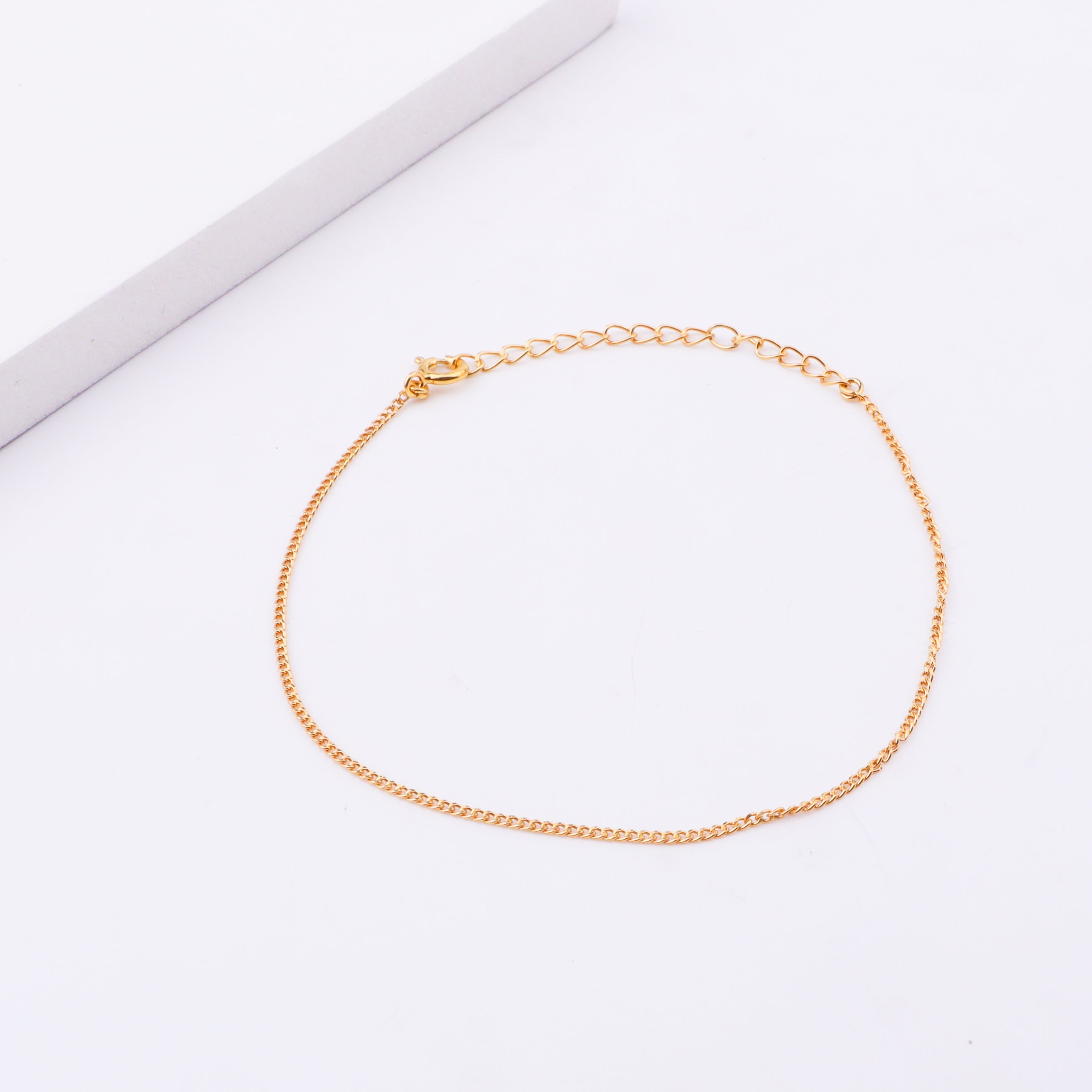 Gold chain bracelet with certification label