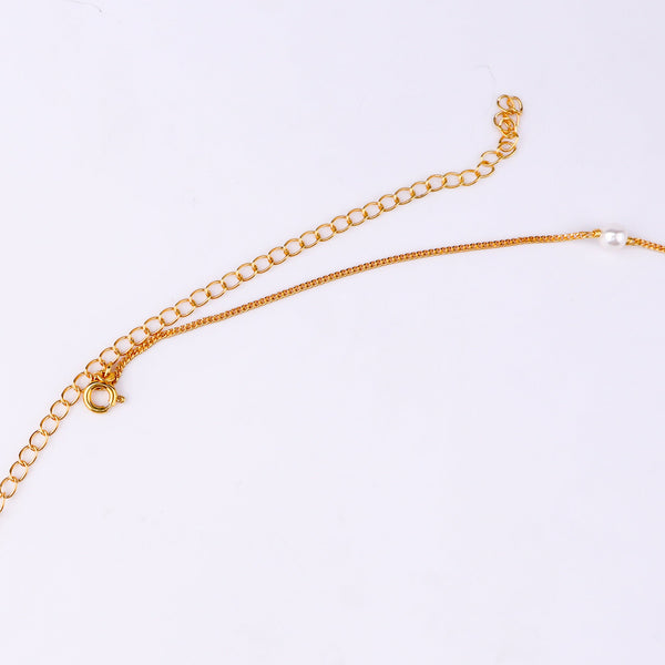 Gold chain with pearl accents