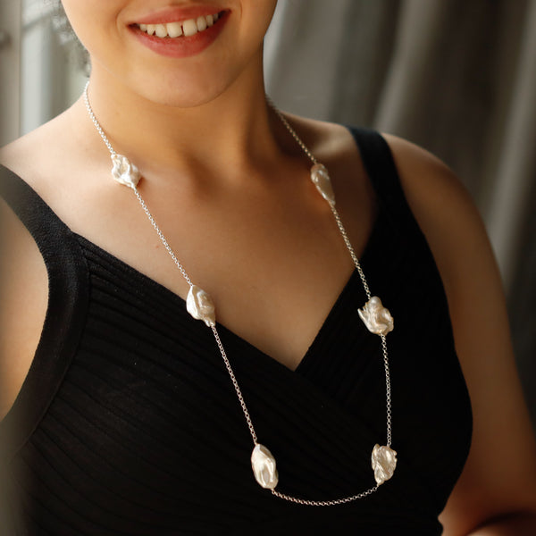 Elegant pearl necklace with silver chain