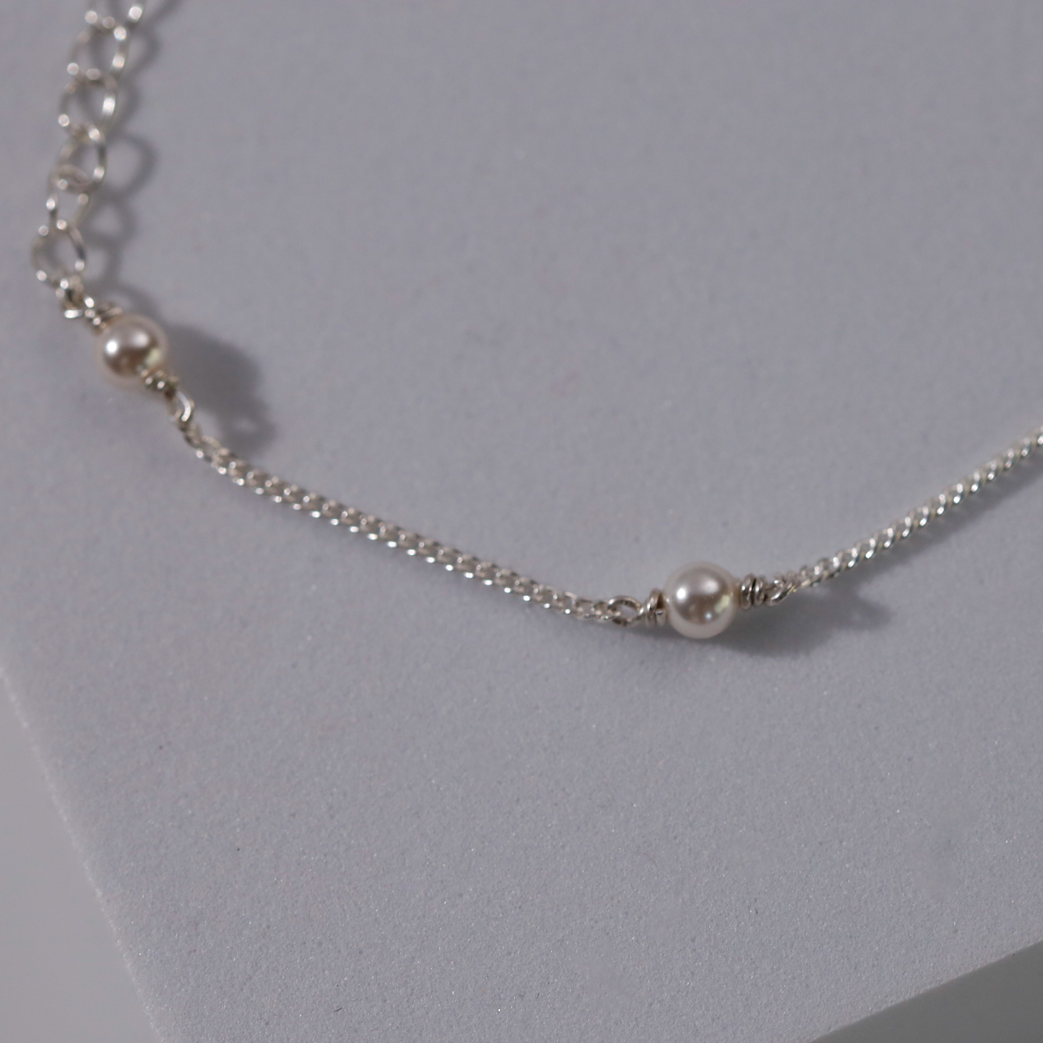 Minimal pearl bracelet design