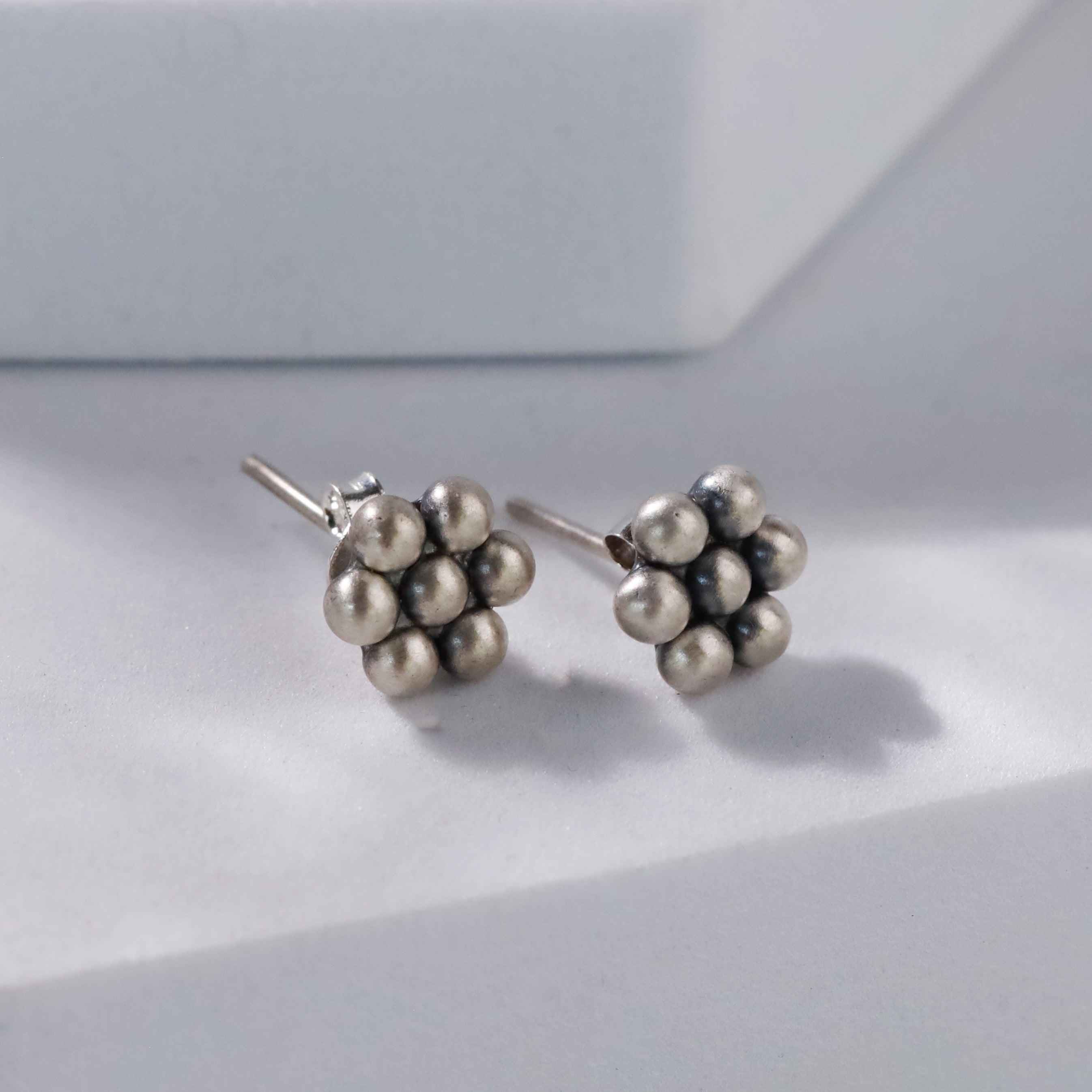 Silver kudi motif stud earrings design