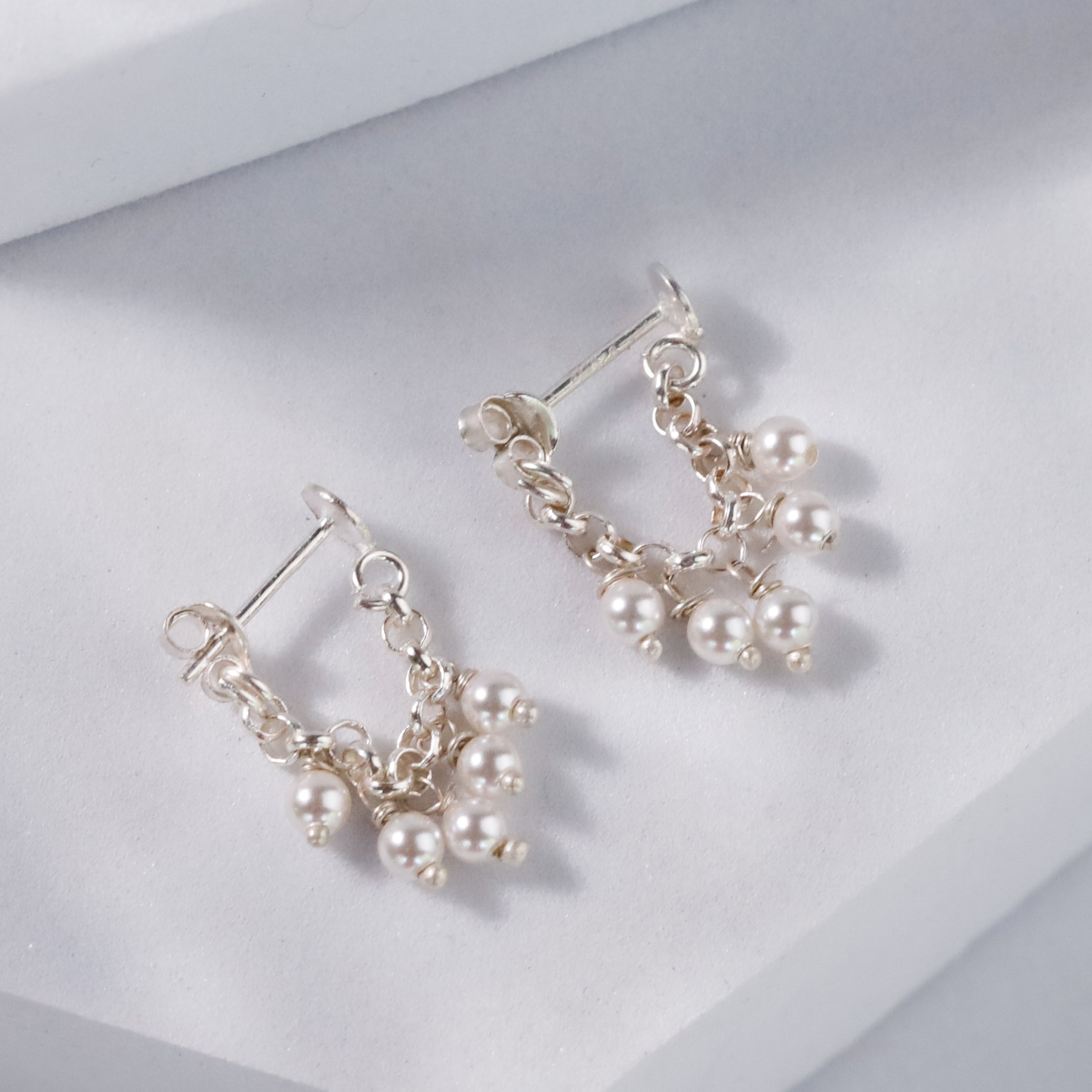 Minimal pearl earrings design