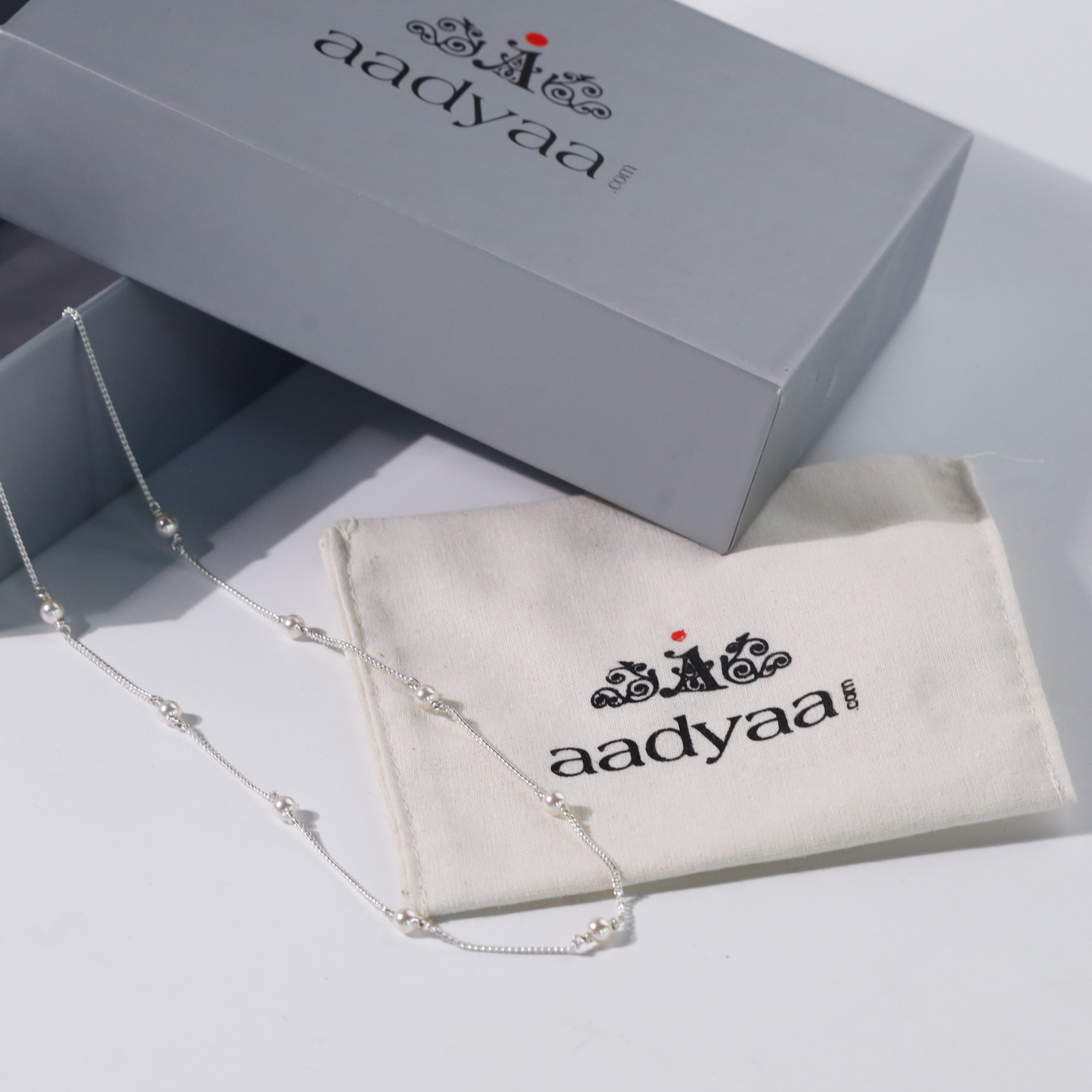 Minimalist pearl necklace design