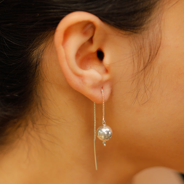 Single sarmanee sui dhaaga earrings detailing