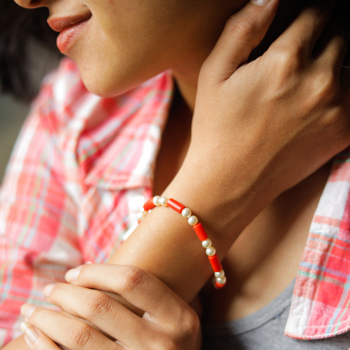 Semi precious stone bracelet in silver wire ( Coral and Pearls )