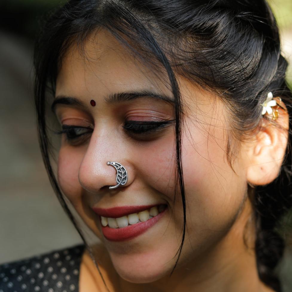 leaf motif detailing on silver nath