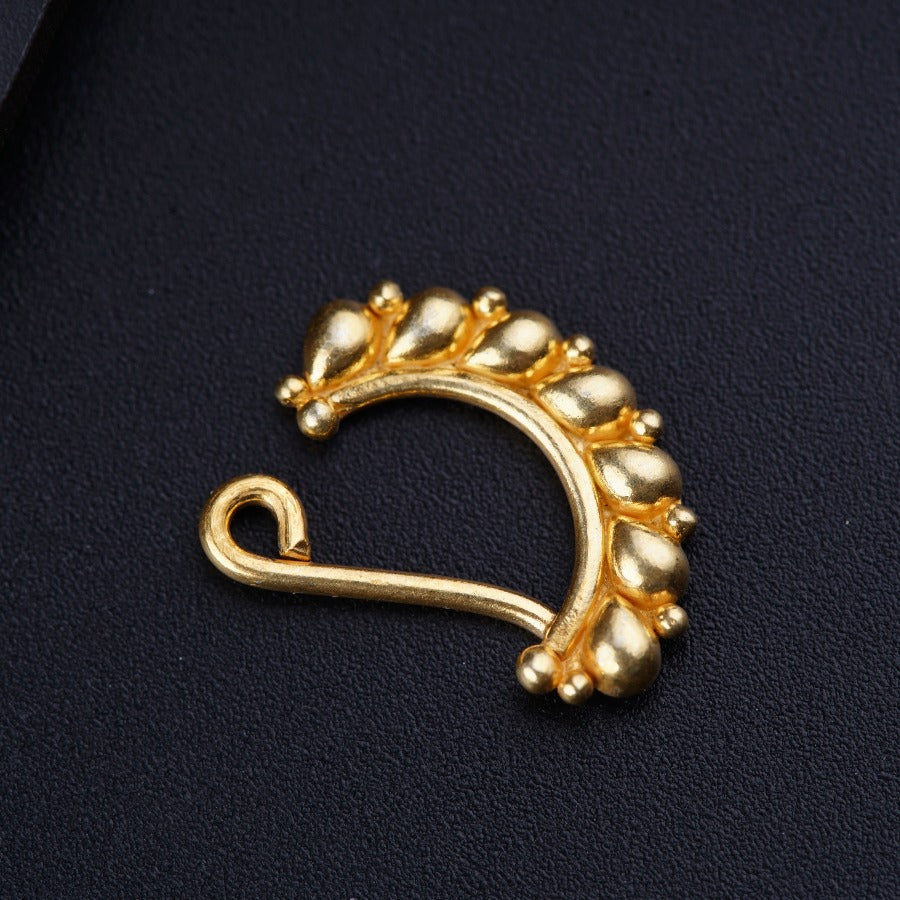 a gold brooch with leaves on it