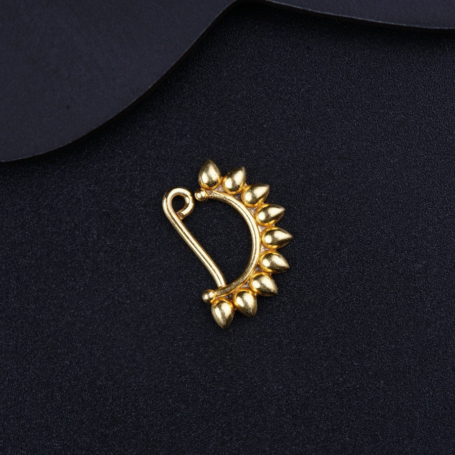 a gold brooch with leaves on it