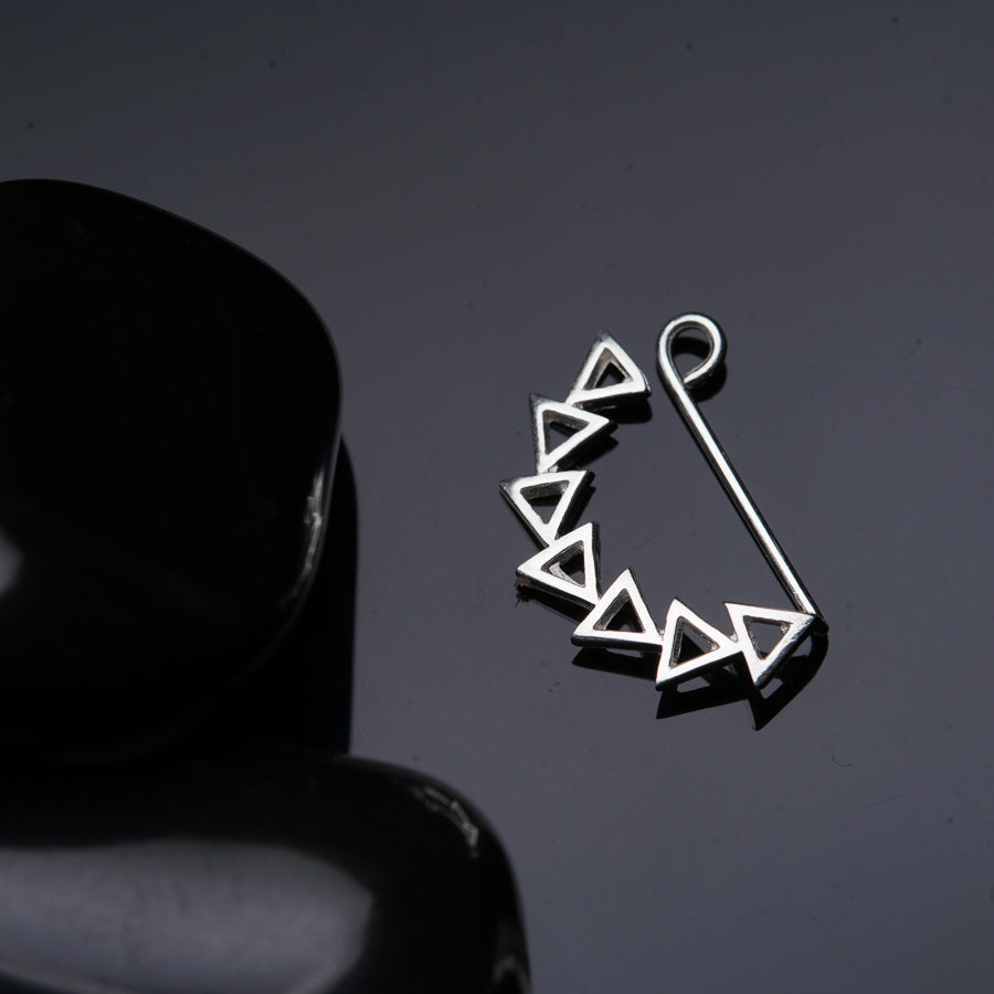 a black and white photo of a brooch