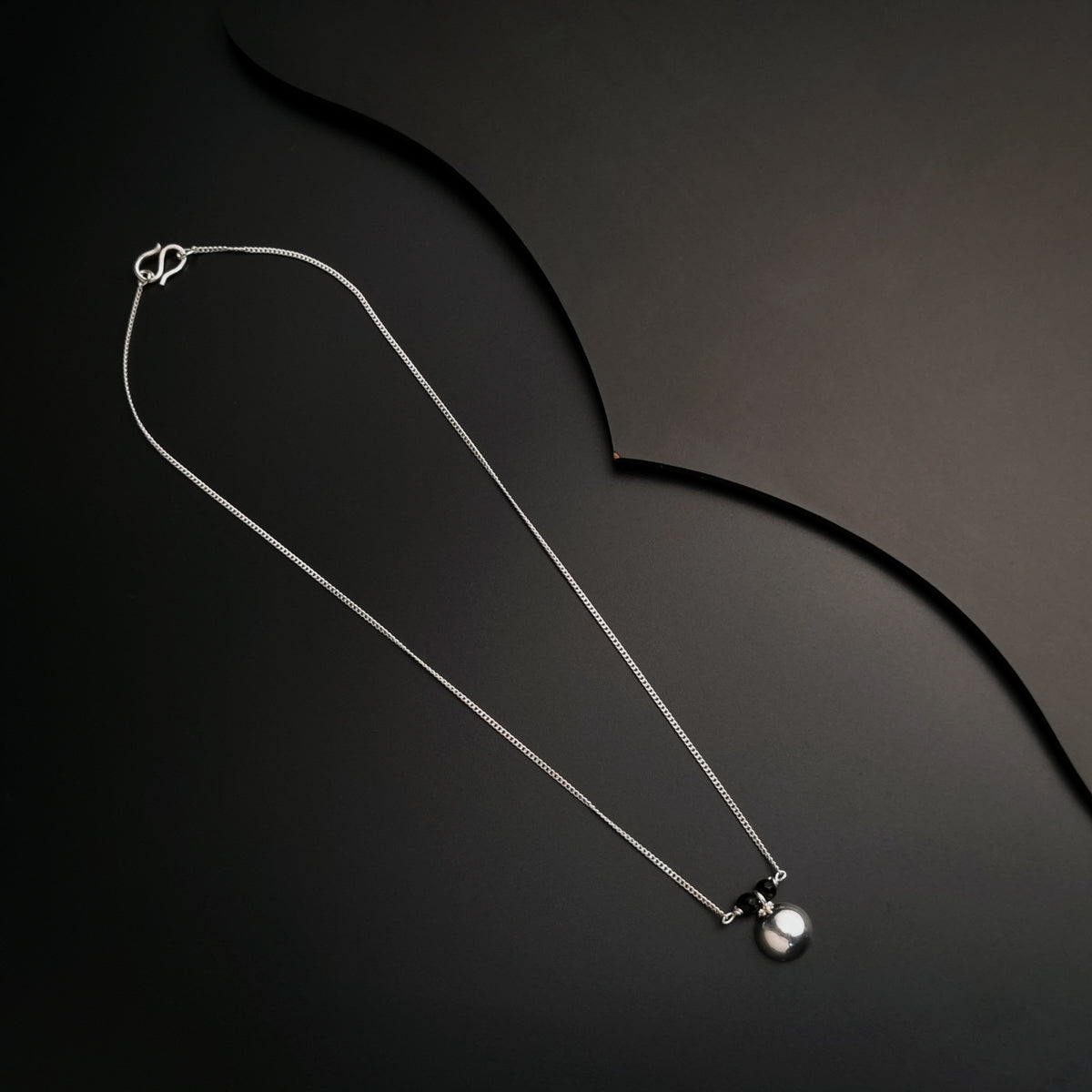 a black and white photo of a necklace