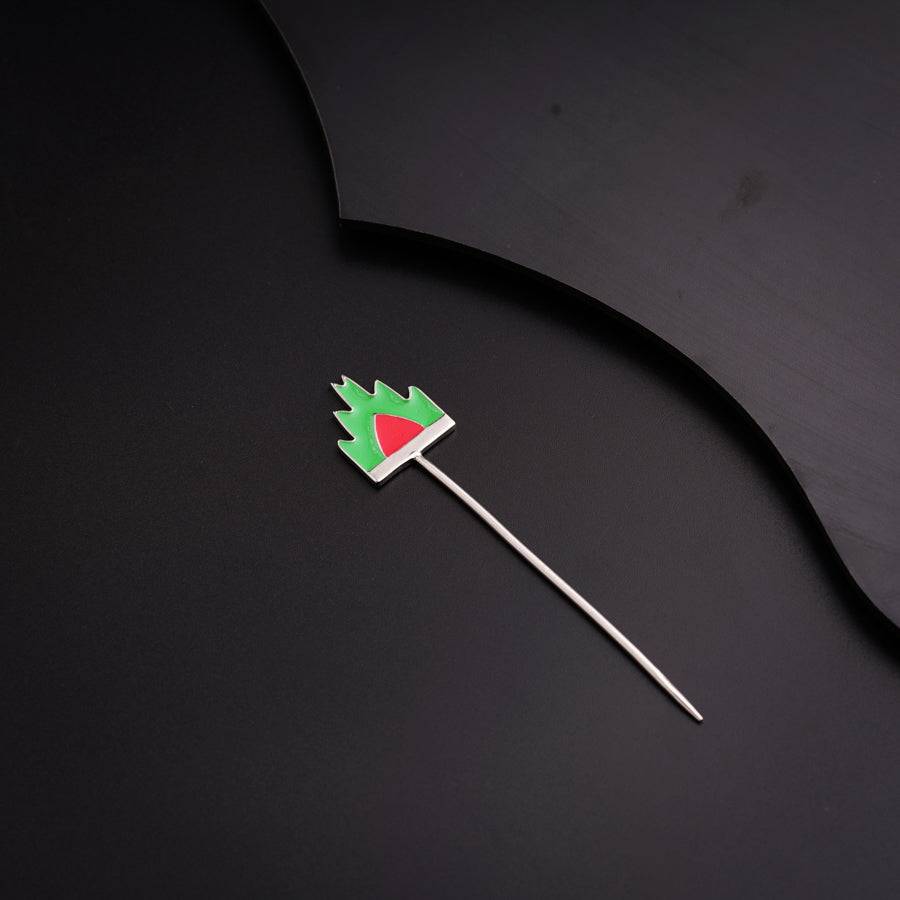 a toothpick with a green and red flag on it