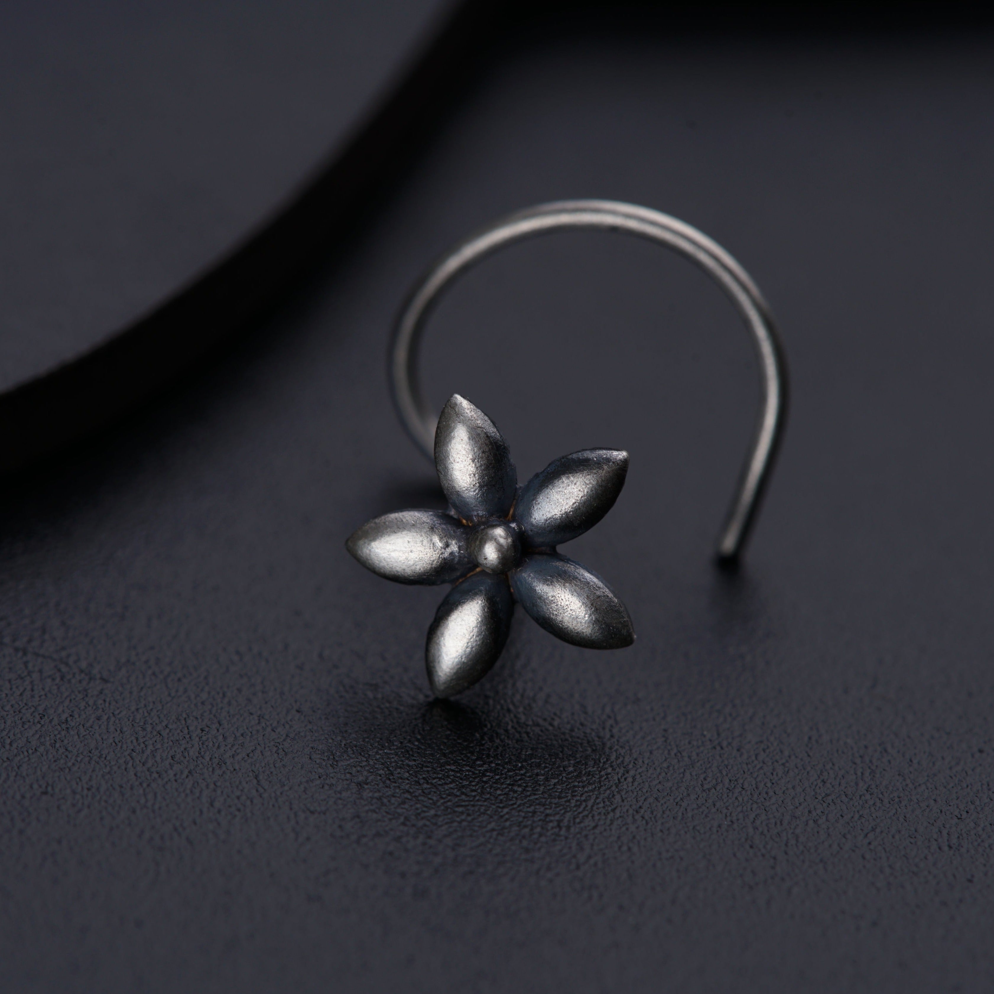 a close up of a ring with a flower on it
