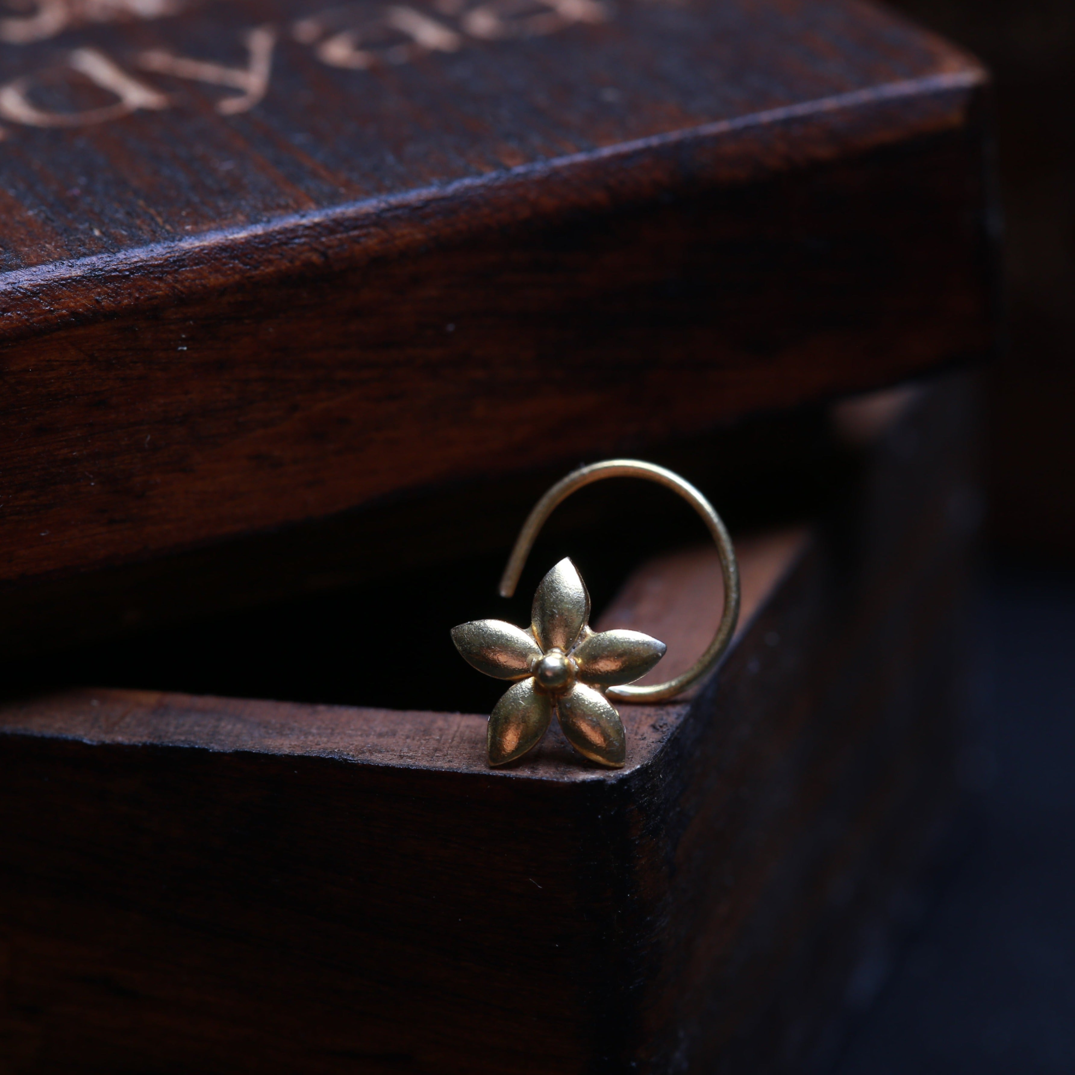a close up of a ring with a flower on it