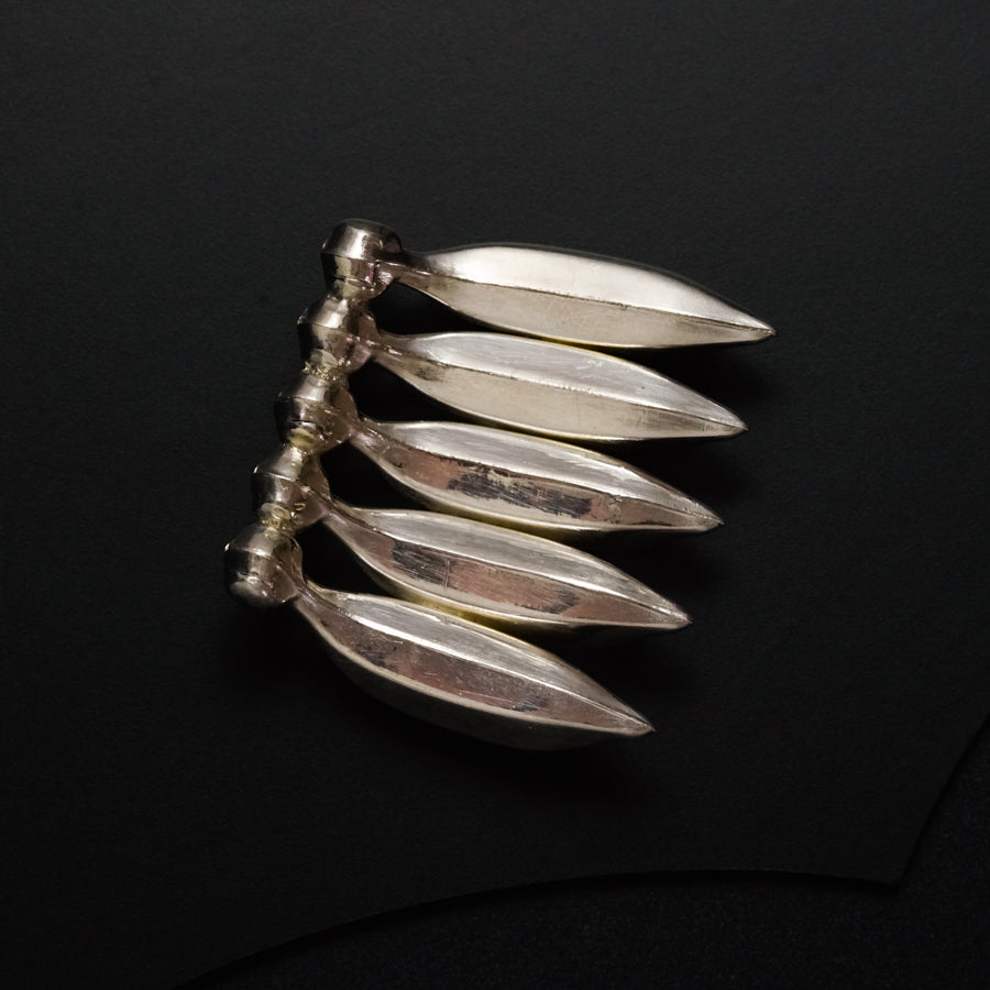 a bunch of knives sitting on top of a table