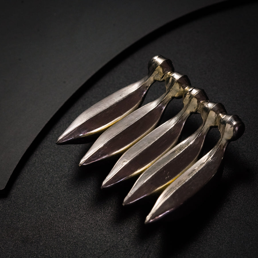 a bunch of knives that are sitting on a table
