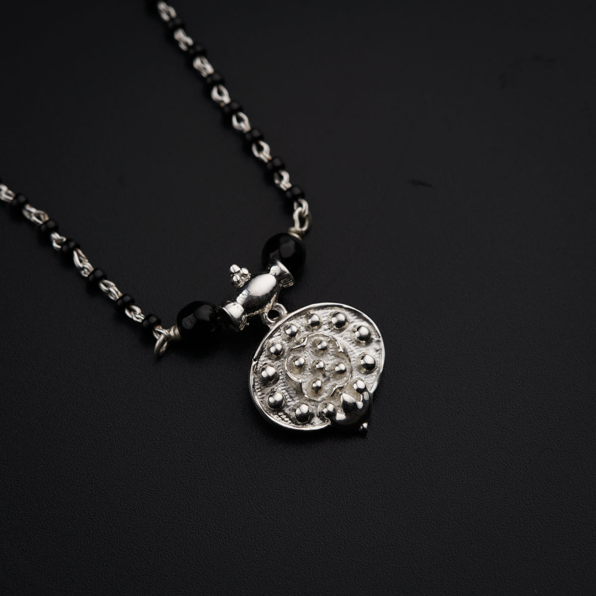 a black and white photo of a necklace
