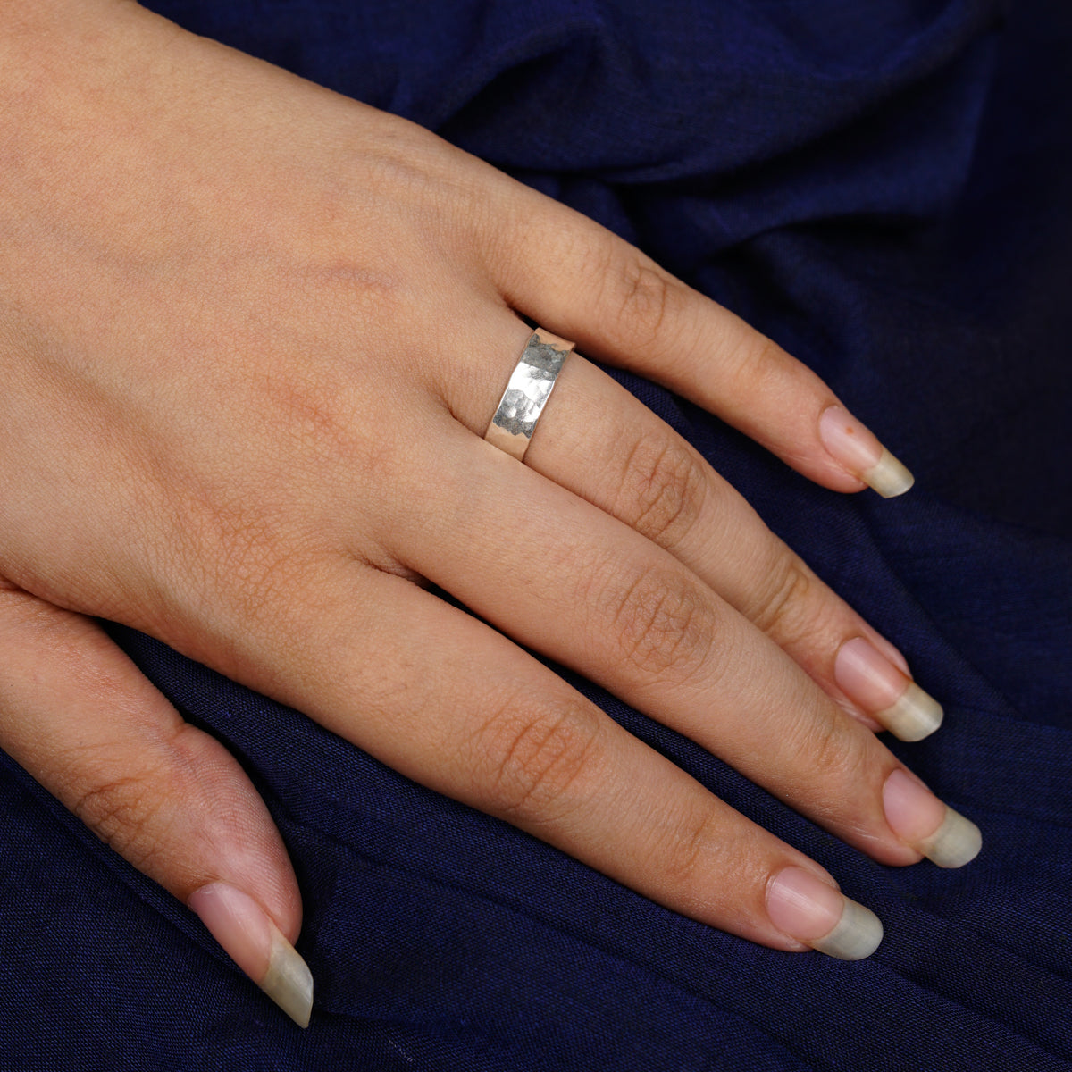 Unisex hammered silver ring for jewelry