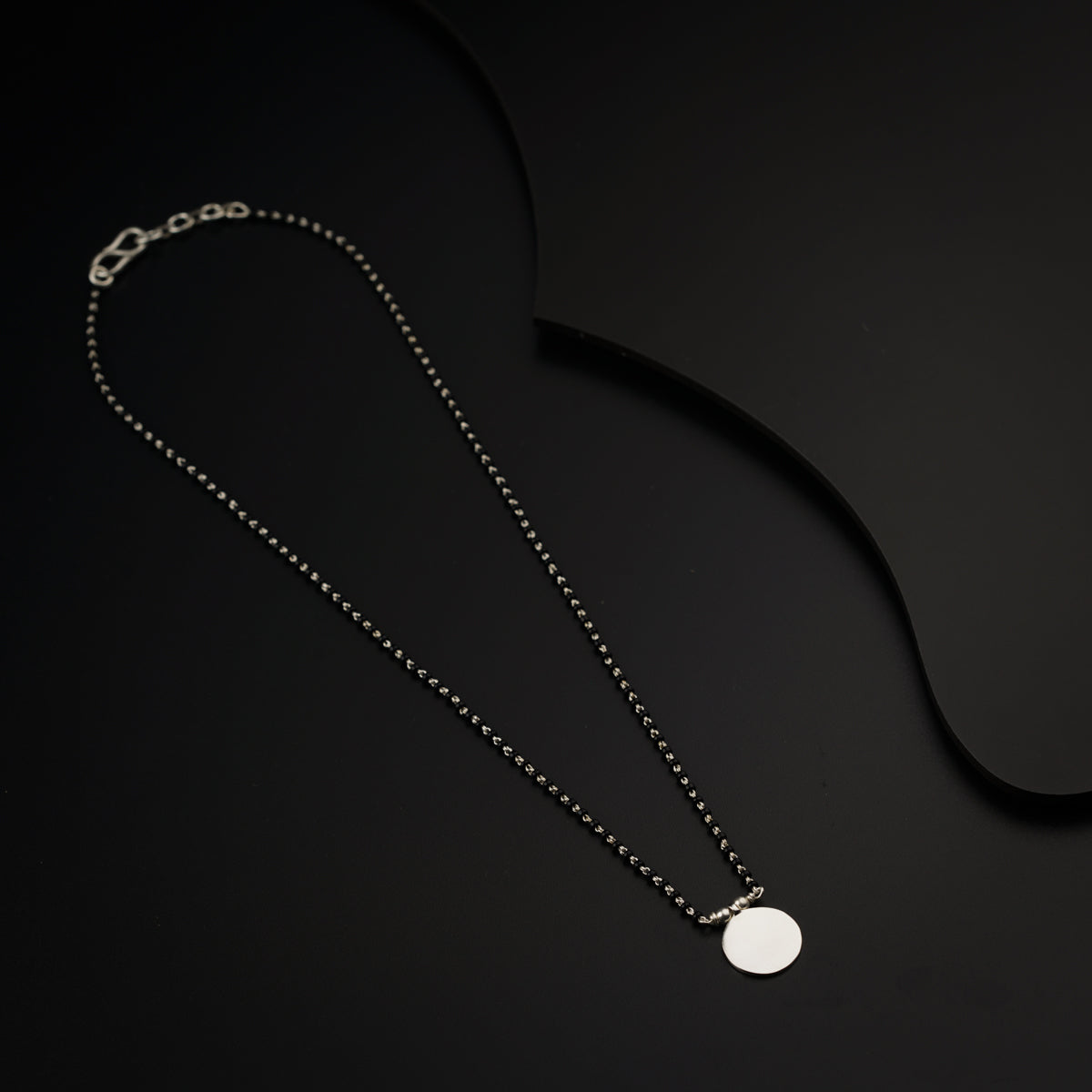 a black and white photo of a necklace