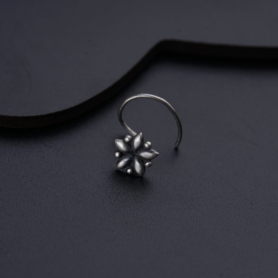 a close up of a ring with a flower on it