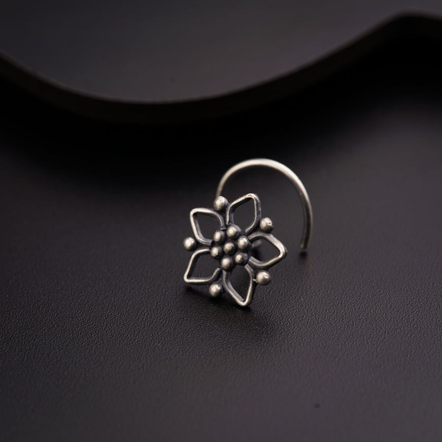 a close up of a ring with a flower on it