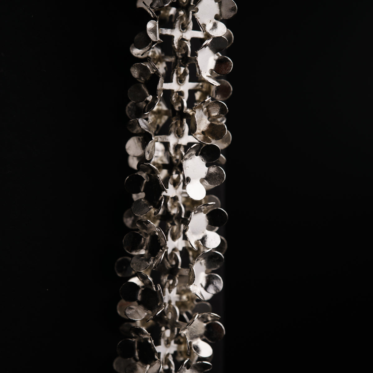 a black and white photo of a metal object