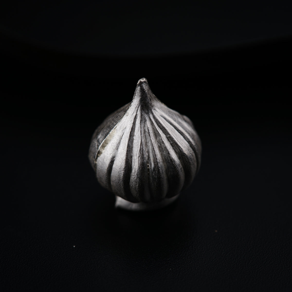 a black and white photo of a garlic