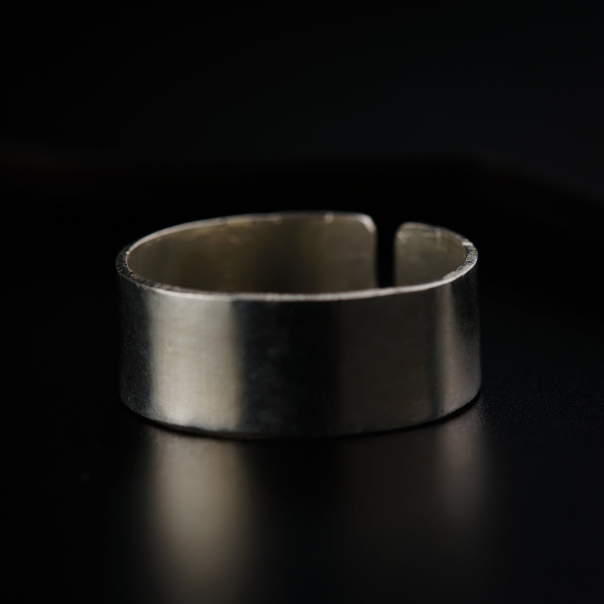 Classic silver band ring design