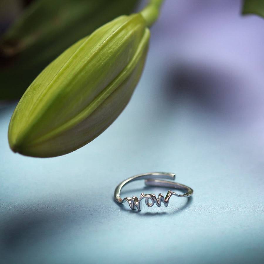 a close up of a ring with the word wow on it