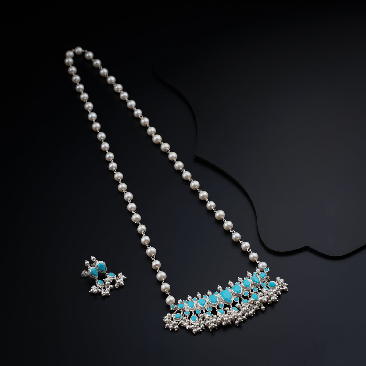 a necklace and earring set with pearls and turquoise stones