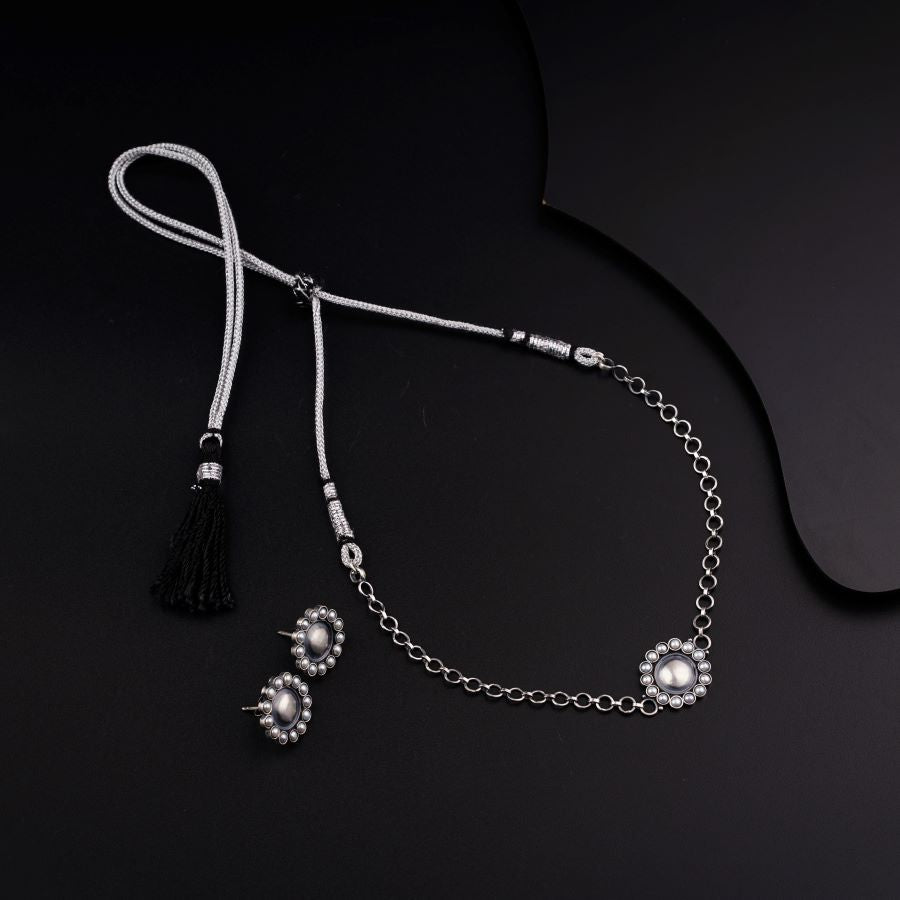 a black and white photo of a necklace