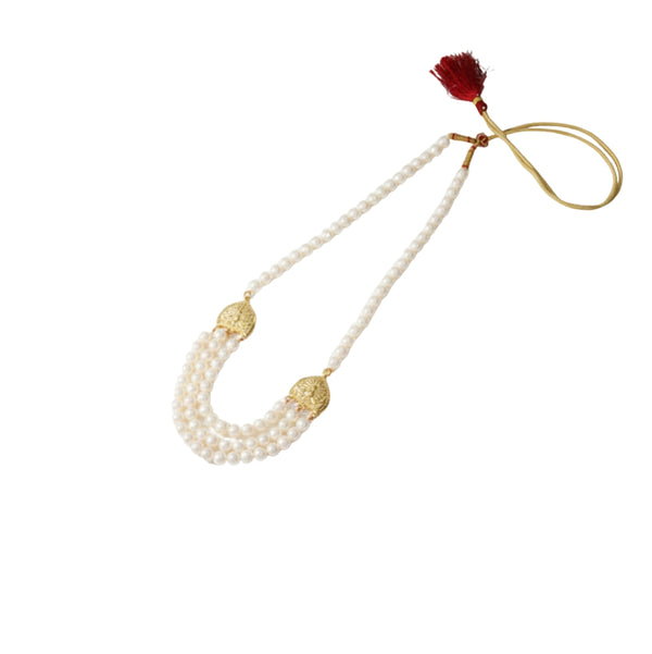 Pearl necklace with gold caps and traditional design