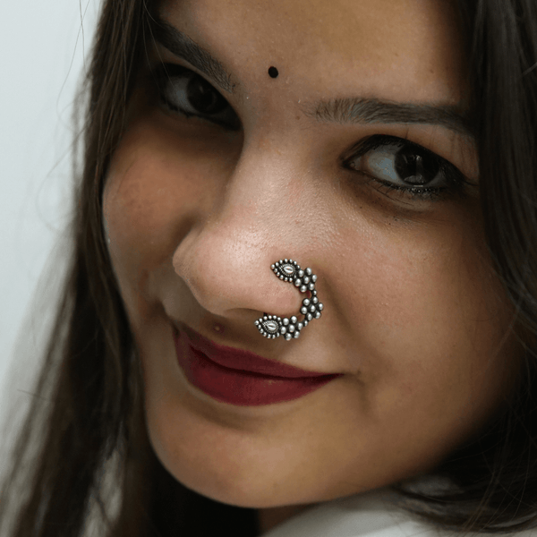 kudi motif detailing on Itihaas silver nath