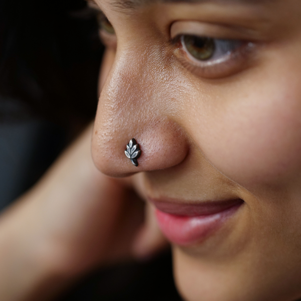 Leaf motif silver nose pin detailing