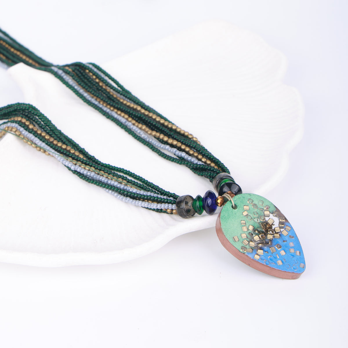 Green Drop-Shaped Resin Art & Pearl Multilayer Necklace
