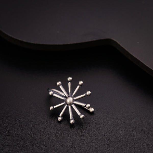 a black and white photo of a brooch