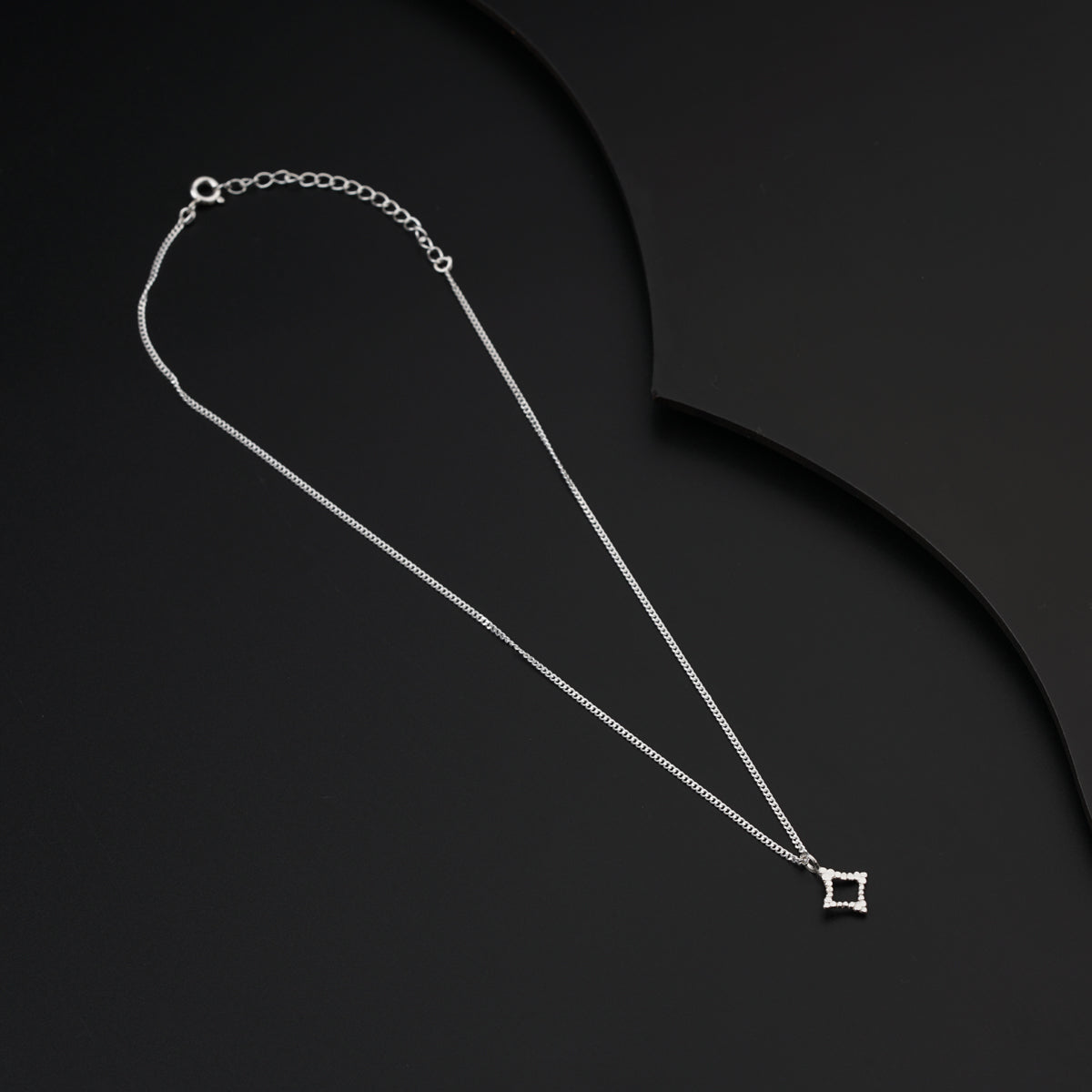 Daily Wear Silver Shiny Hammered Diamond Shape Necklace