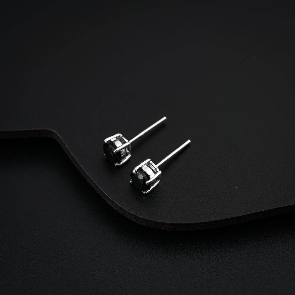 Ciecle Black Spinel Silver Studs