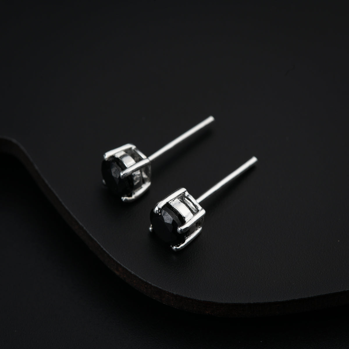 Ciecle Black Spinel Silver Studs