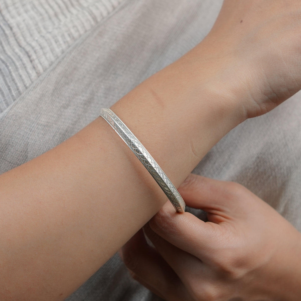 Silver Unisex Carved Kada