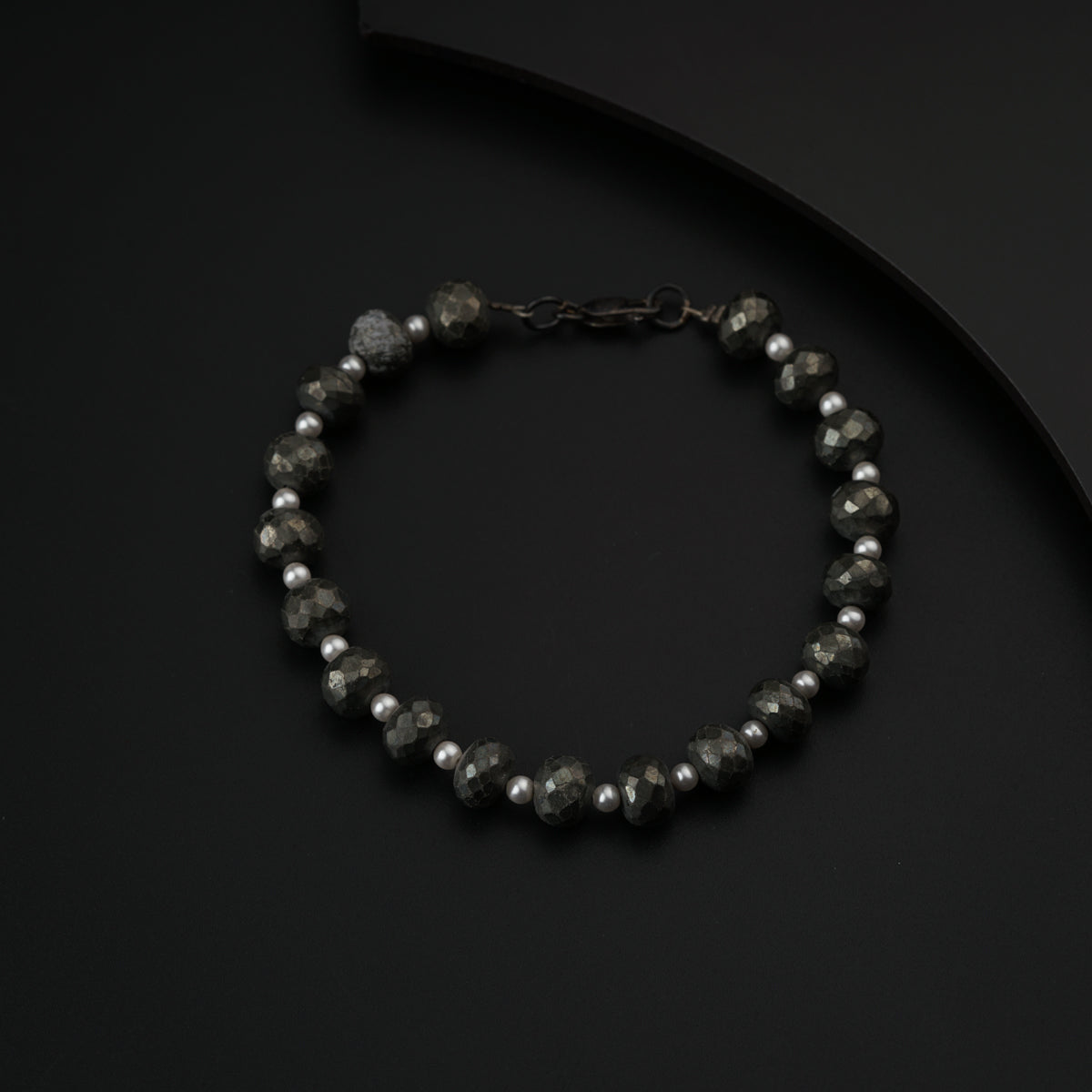 Semi precious stone bracelet in silver wire ( Pyrite and Pearls )