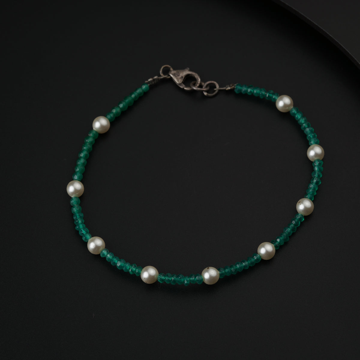 Semi precious stone bracelet in silver wire ( Onyx and Pearls )