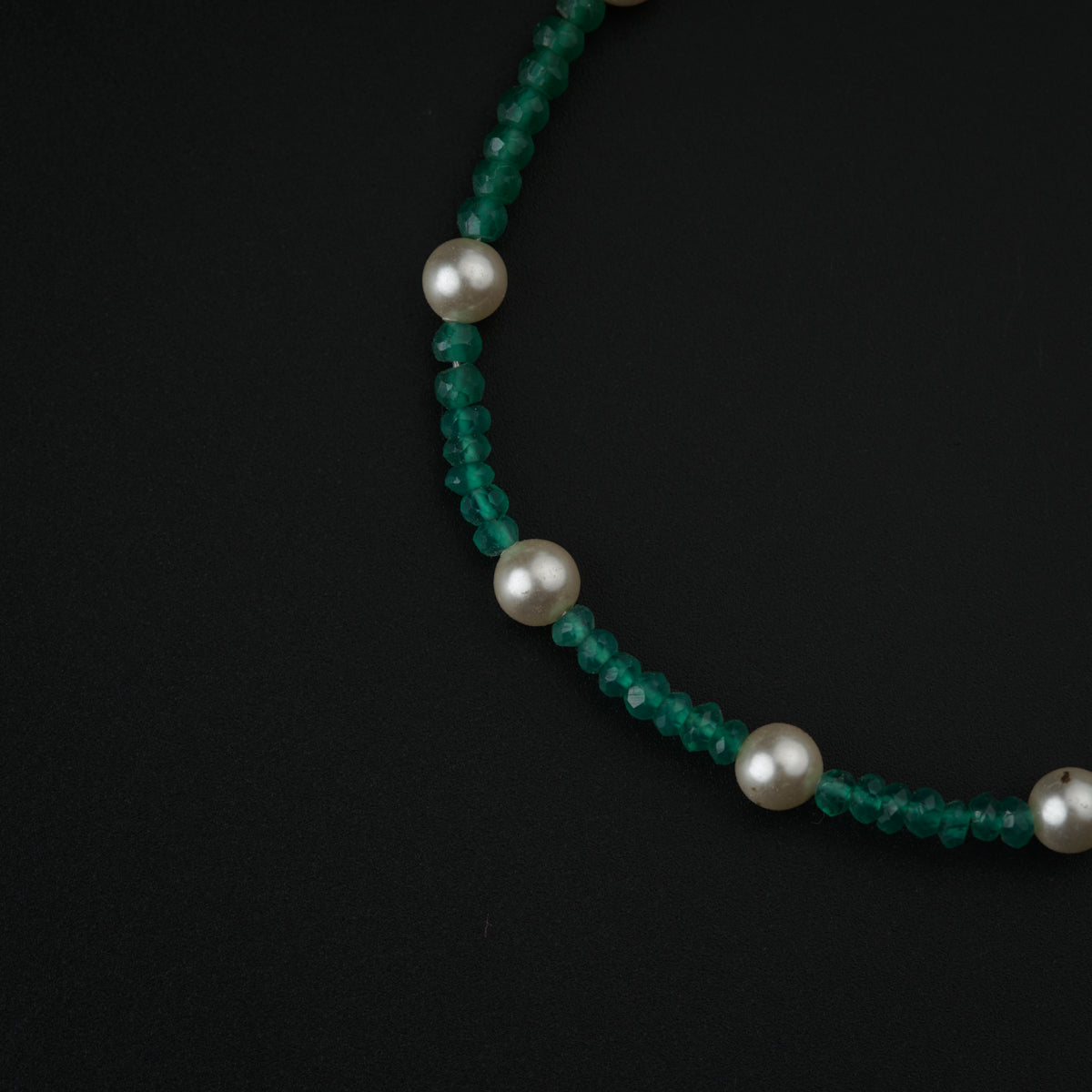 Semi precious stone bracelet in silver wire ( Onyx and Pearls )