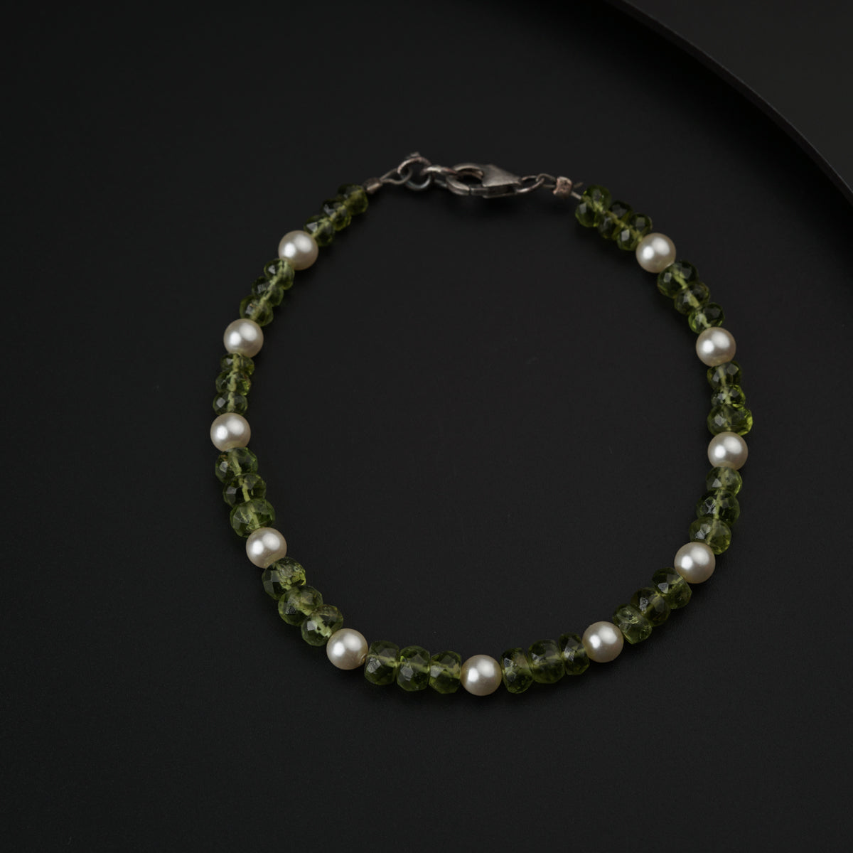 Semi precious stone bracelet in silver wire ( Peridot , Pearls )