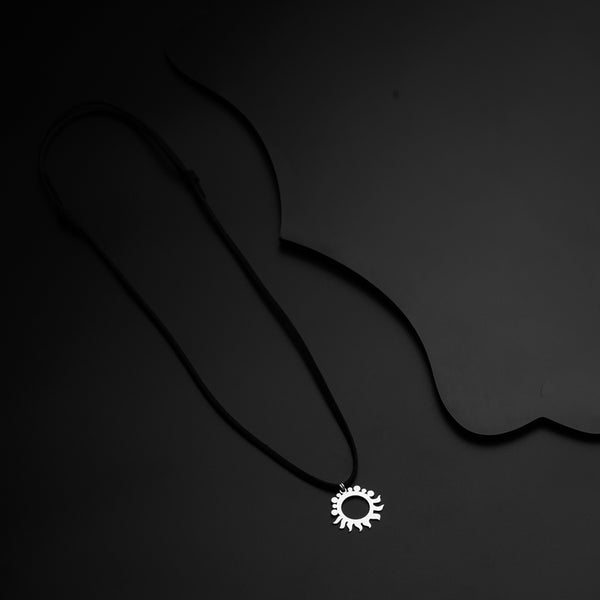 a black and white photo of a necklace