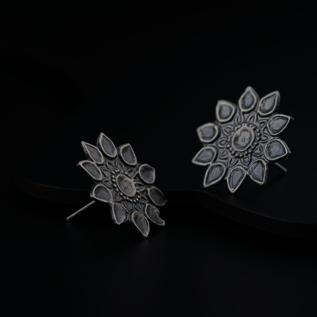 Dazzling Floral Silver Stud Earrings - Iskiuski – iskiuski.com