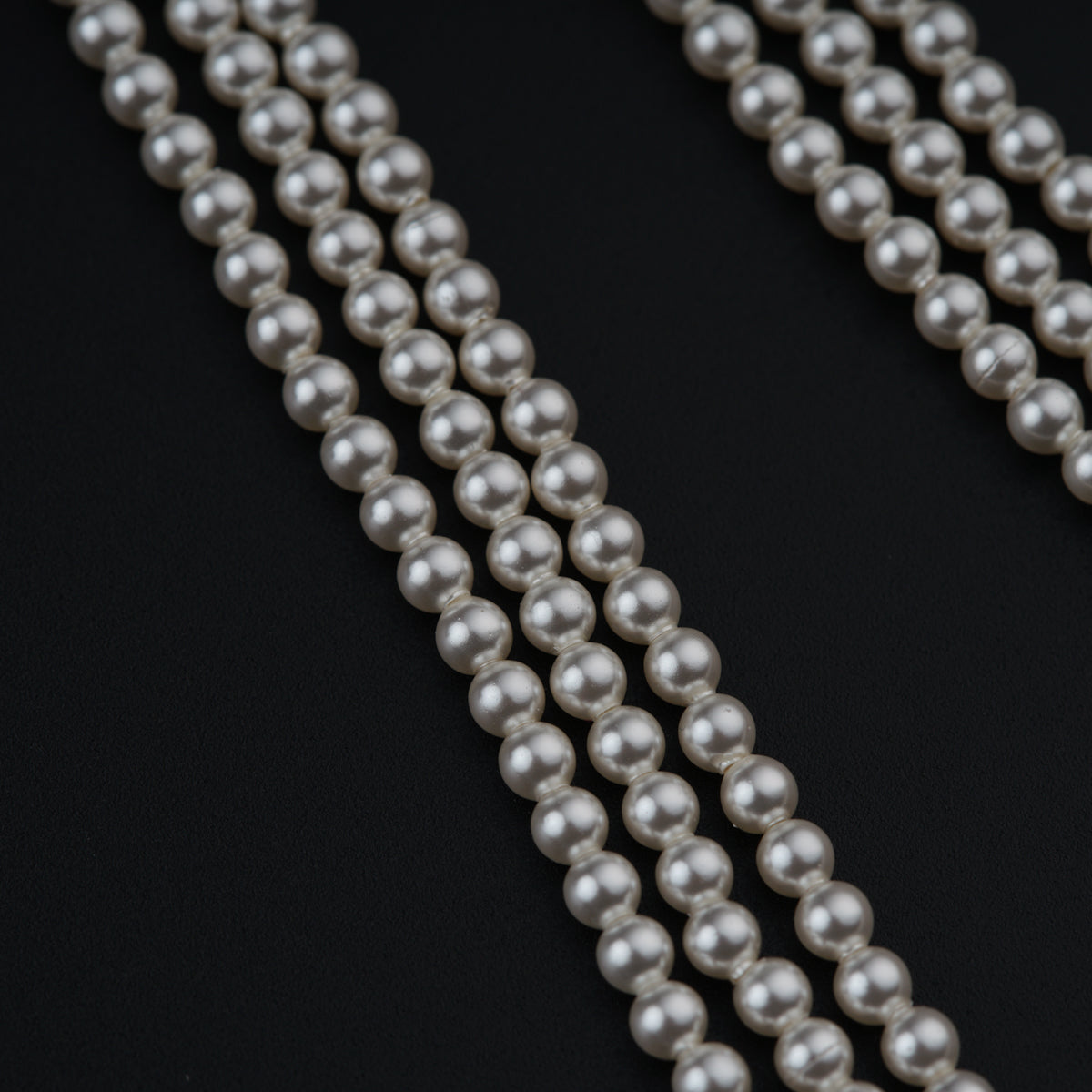a close up of a strand of pearls